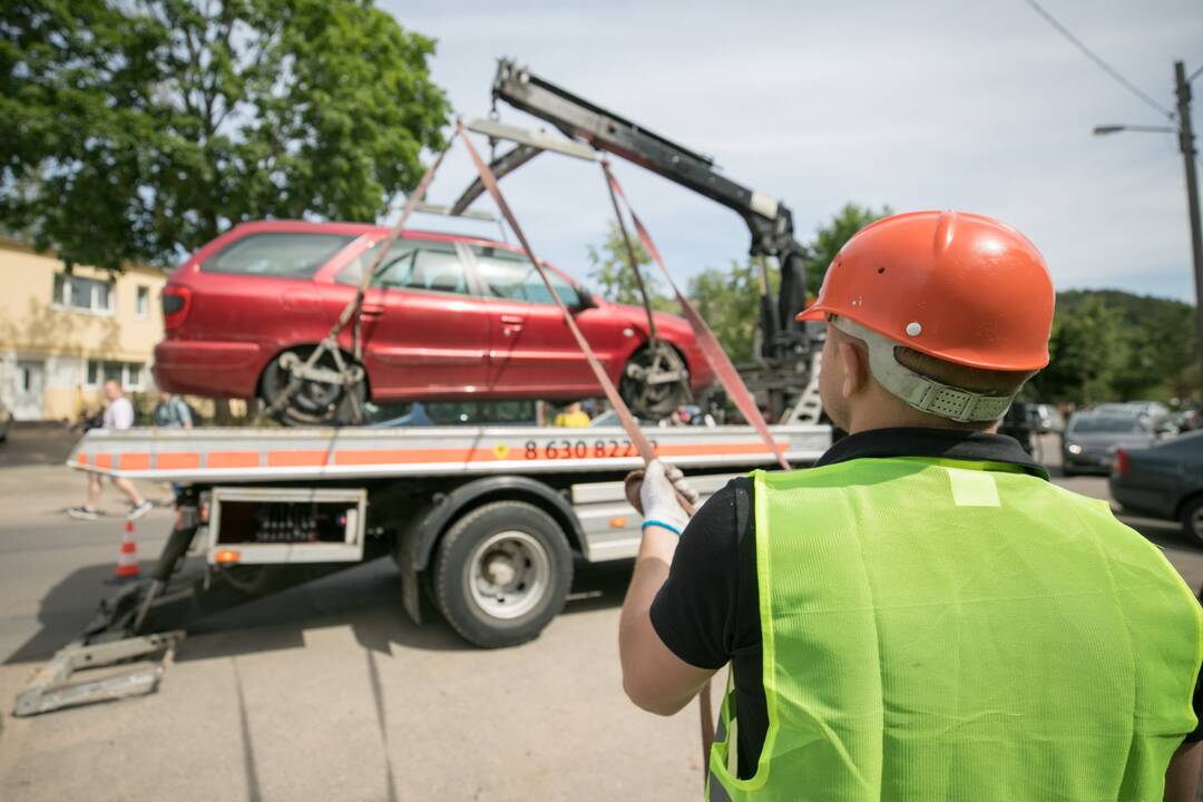 Eismui trukdantys automobiliai sostinėje netrukus bus nuvelkami, bauda sieks apie 50 eurų