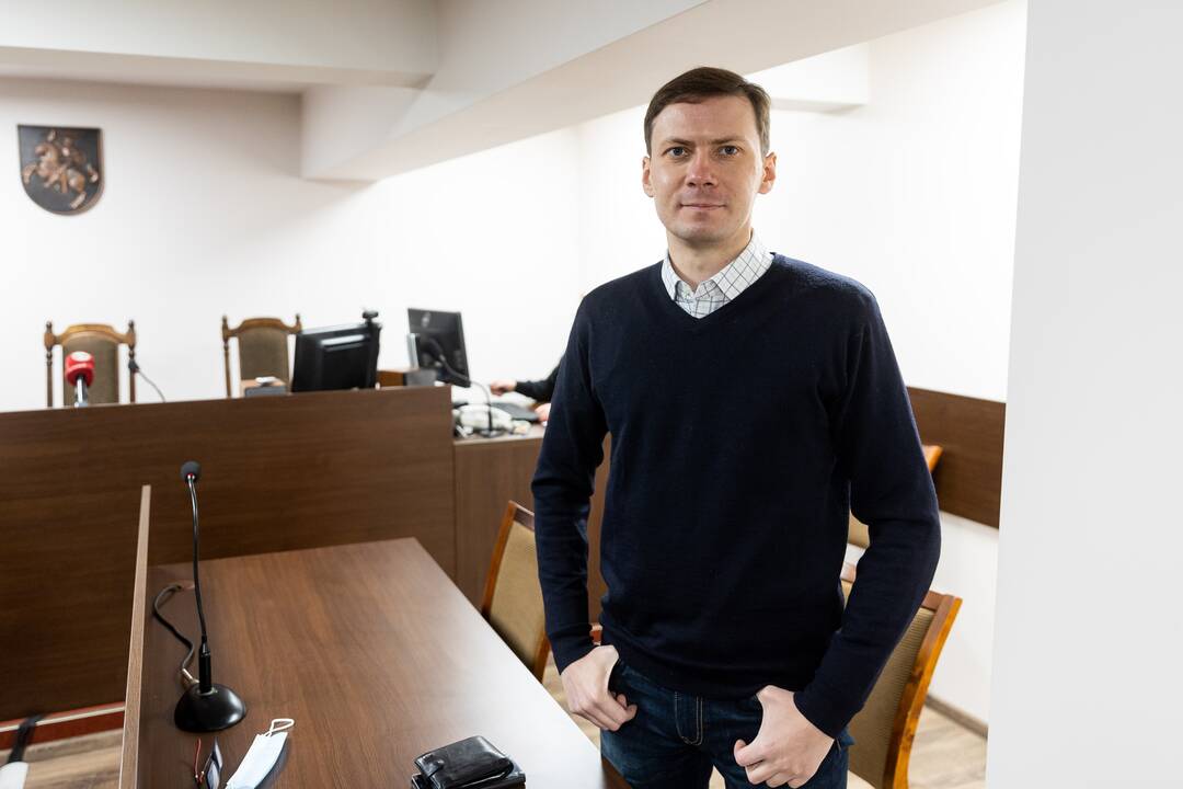 Teismas dėl užrašų ant S. Skvernelio gyvenamos gatvės asfalto