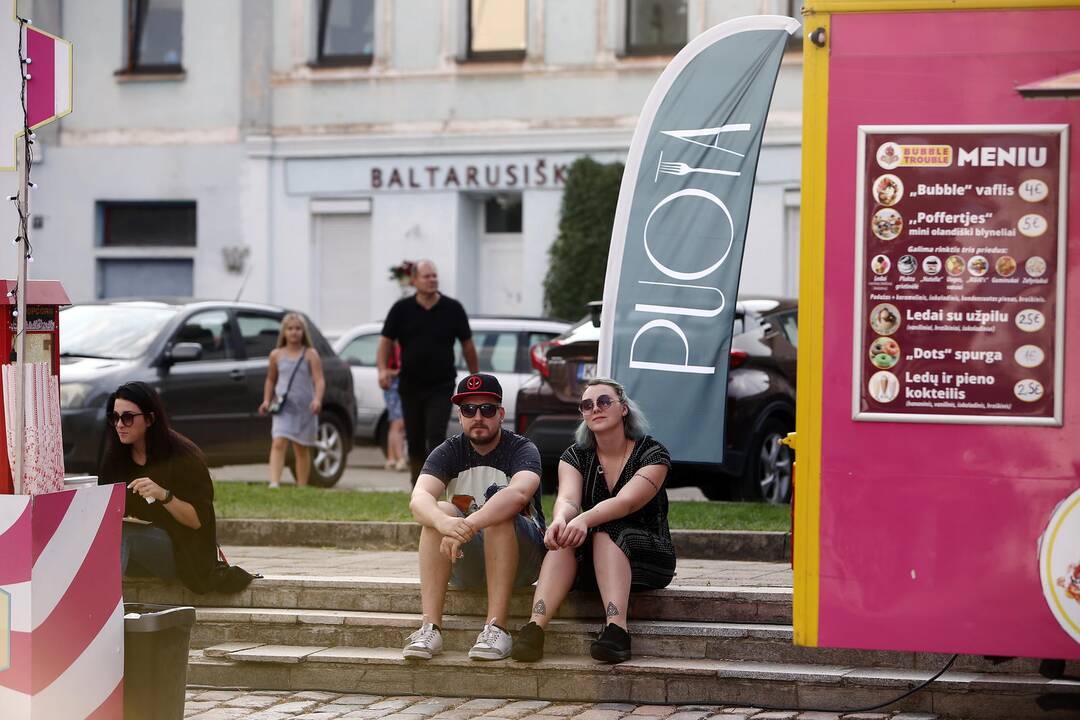 Savaitgalinė puota Steigiamojo Seimo aikštėje  