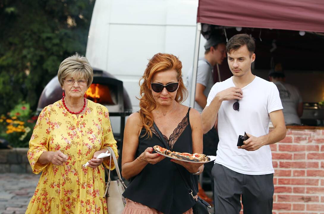 Savaitgalinė puota Steigiamojo Seimo aikštėje  