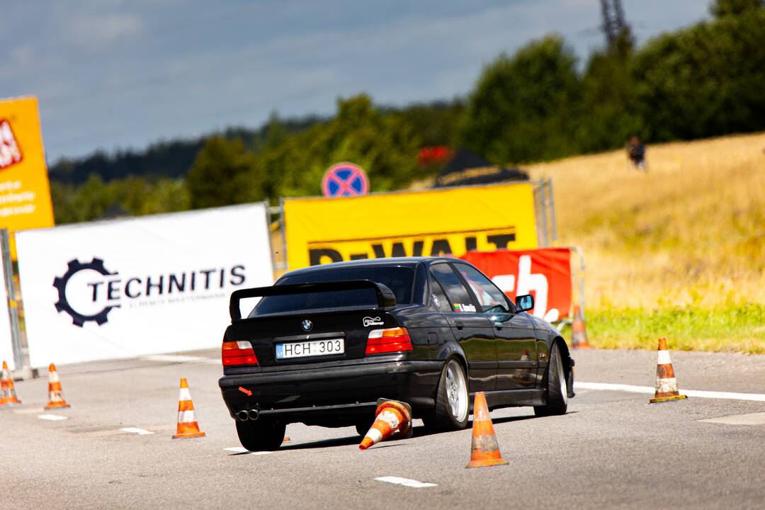 Žiūrovai laiko slalomo egzaminą