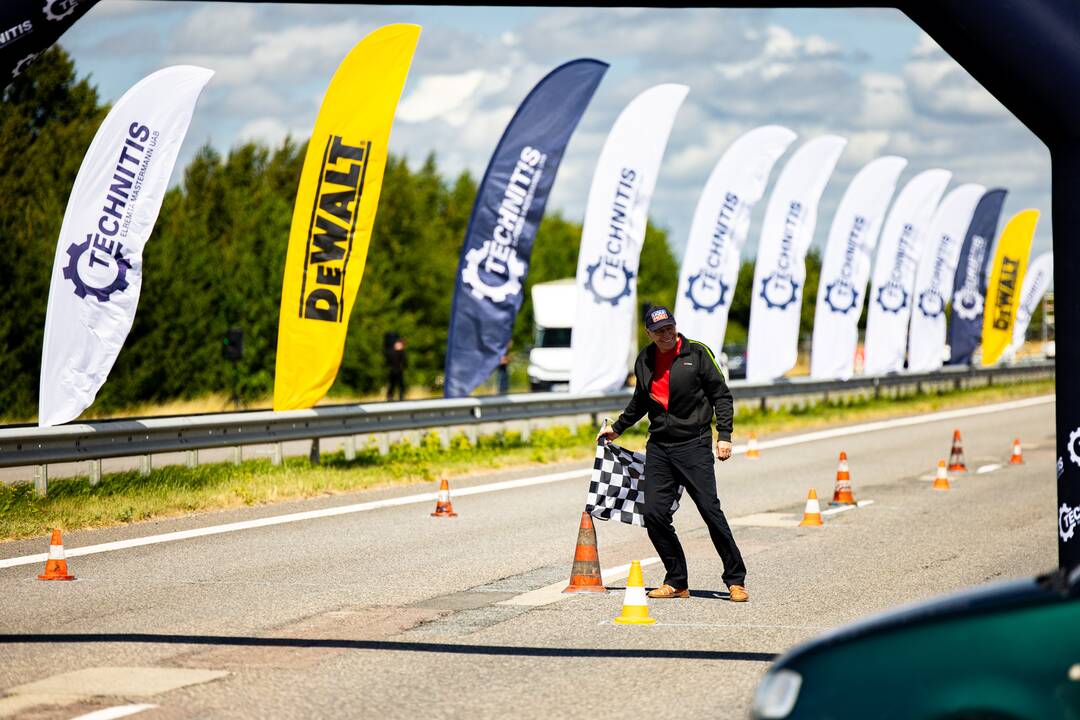 Žiūrovai laiko slalomo egzaminą