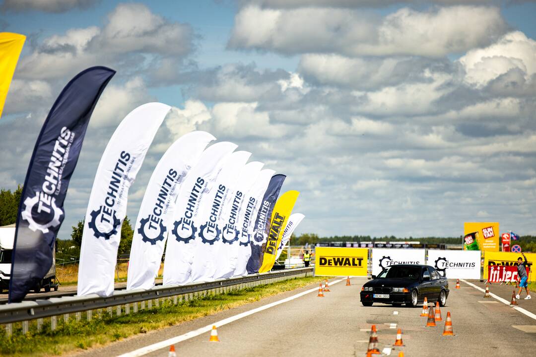 Žiūrovai laiko slalomo egzaminą