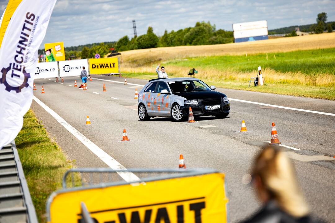Žiūrovai laiko slalomo egzaminą