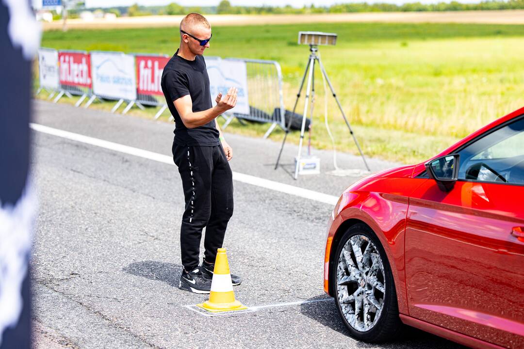Žiūrovai laiko slalomo egzaminą