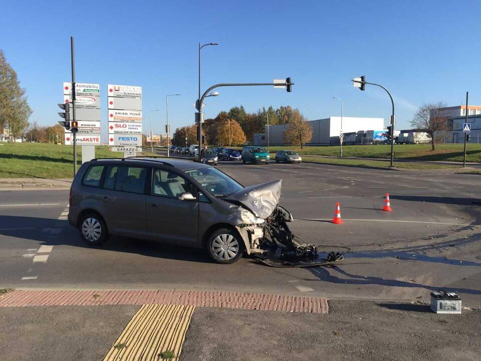 „Toyota“ ir „Volkswagen“ automobilių avarija