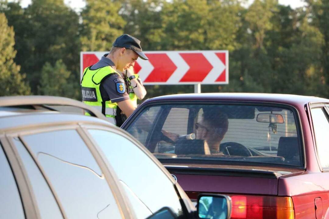 Policijos pareigūnai tikrino vairuotojų blaivumą