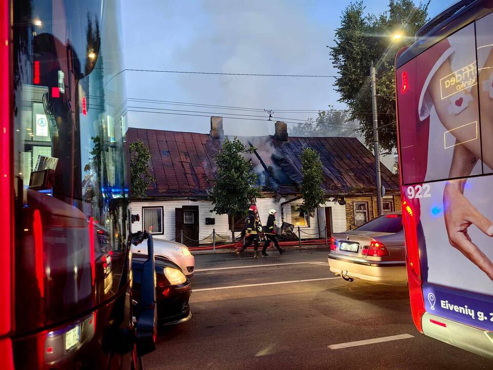 Savanorių prospekte liepsnos talžė medinį namą