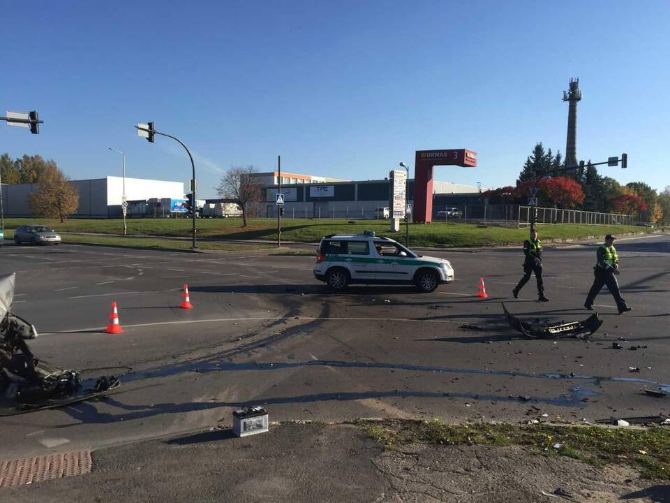 „Toyota“ ir „Volkswagen“ automobilių avarija