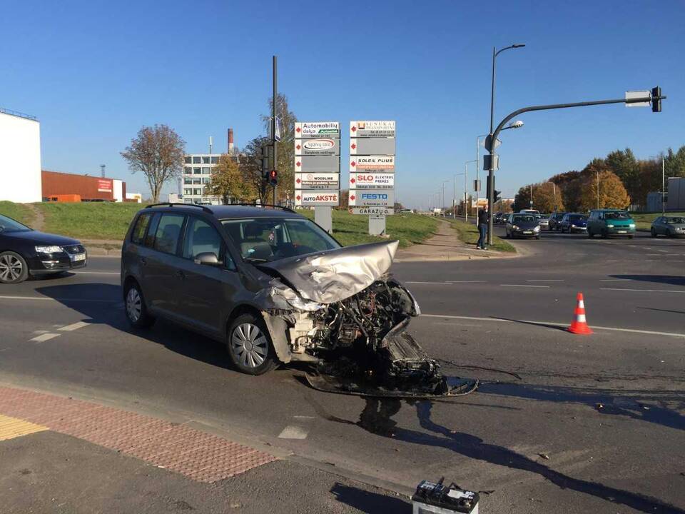 „Toyota“ ir „Volkswagen“ automobilių avarija