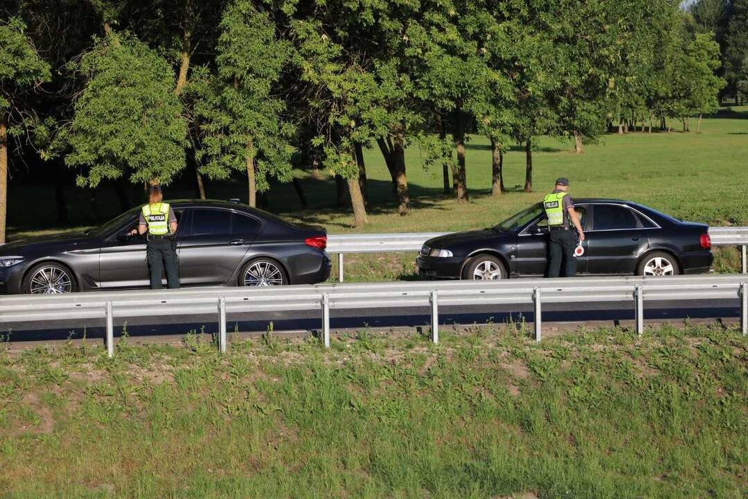 Policijos pareigūnai tikrino vairuotojų blaivumą