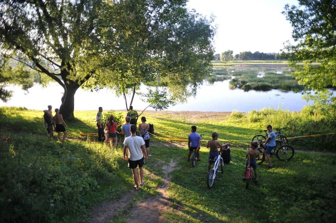 Prie Nemuno pakrantės būriavosi ir būrelis smalsuolių