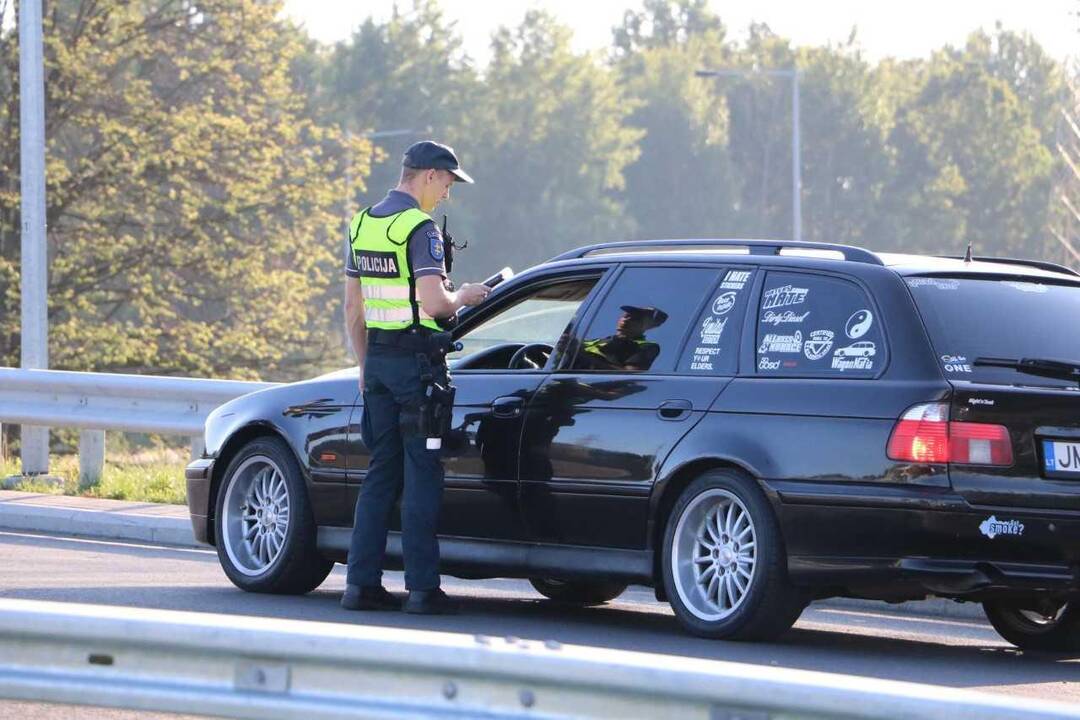 Policijos pareigūnai tikrino vairuotojų blaivumą