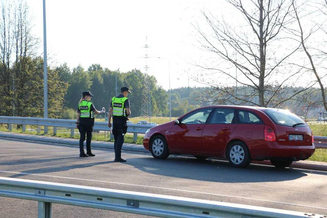Policijos pareigūnai tikrino vairuotojų blaivumą
