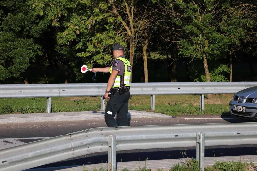 Policijos pareigūnai tikrino vairuotojų blaivumą