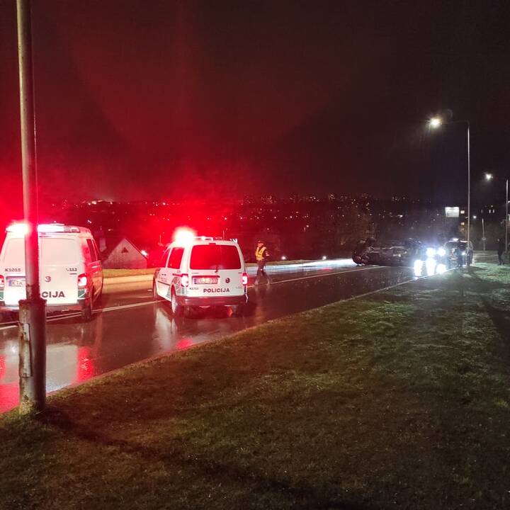 Prie Varnių tilto apsivertė „Mercedes-Benz“