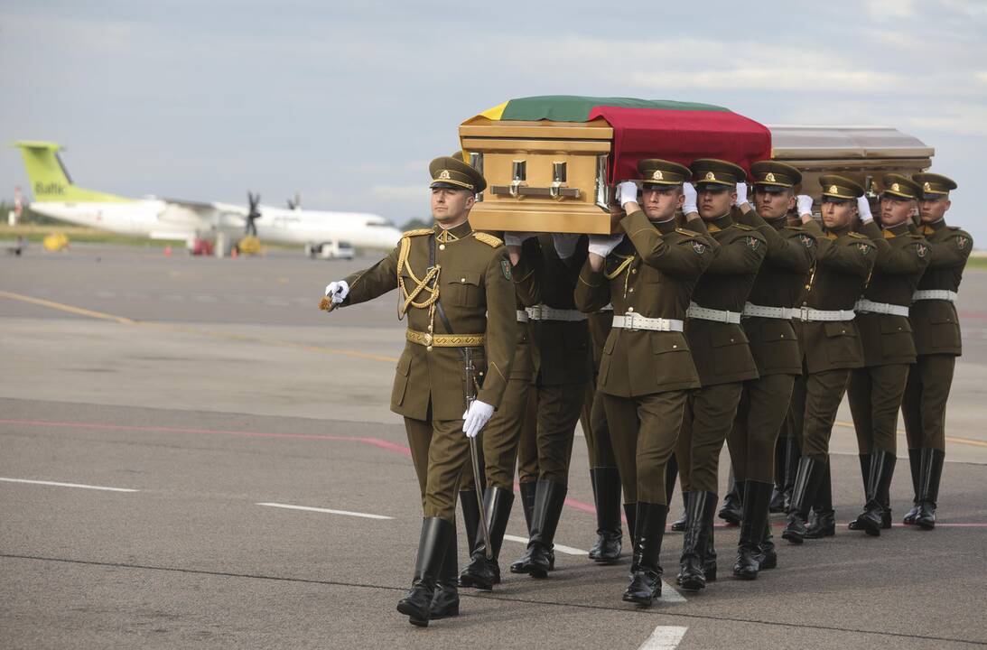 Į Lietuvą sugrįžo Biržiškų šeimos palaikai