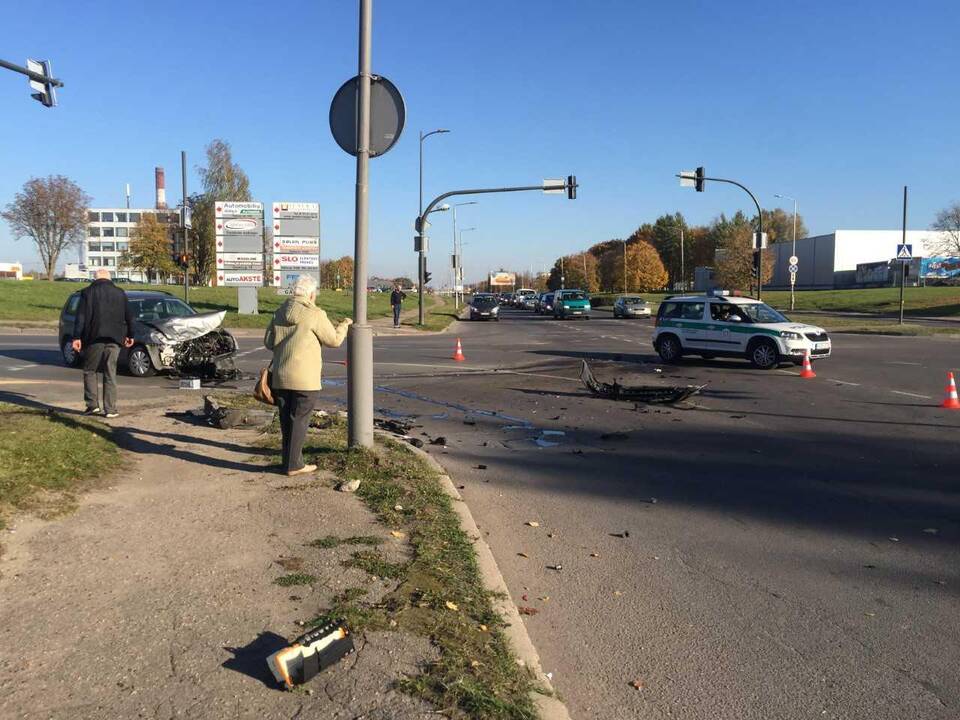 „Toyota“ ir „Volkswagen“ automobilių avarija