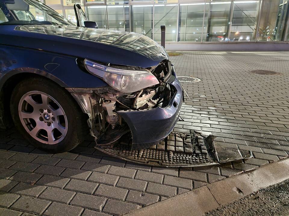 Tunelyje BMW rėžėsi į sieną