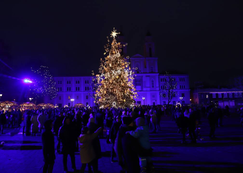 Kauniečiai tebeplūsta prie pagrindinės miesto eglutės