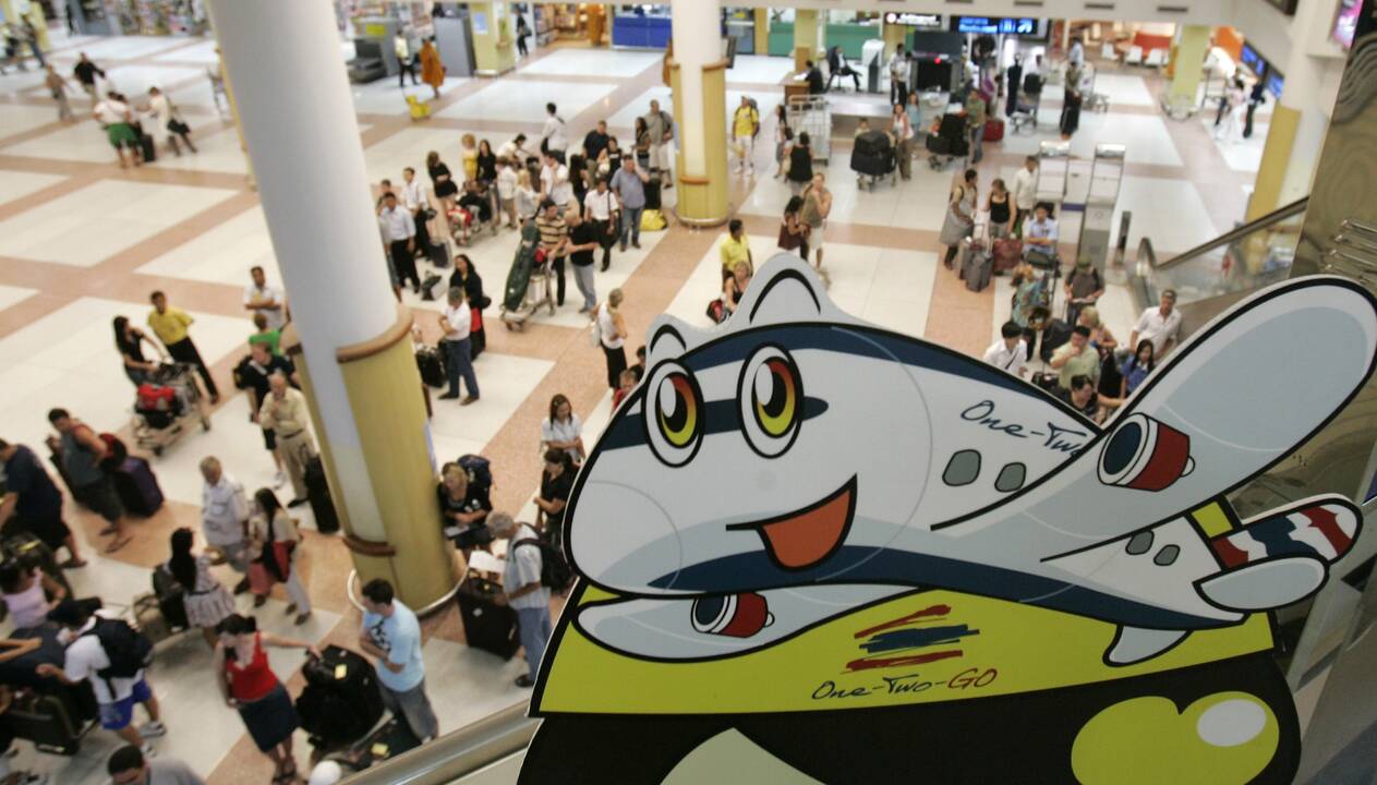 Girtas turistas nusišlapino oro uosto atvykimo salėje