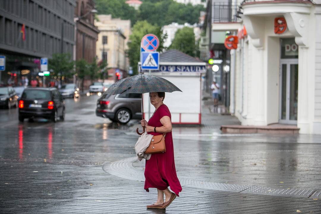 Po alinančios kaitros Kauną nuplovė liūtis