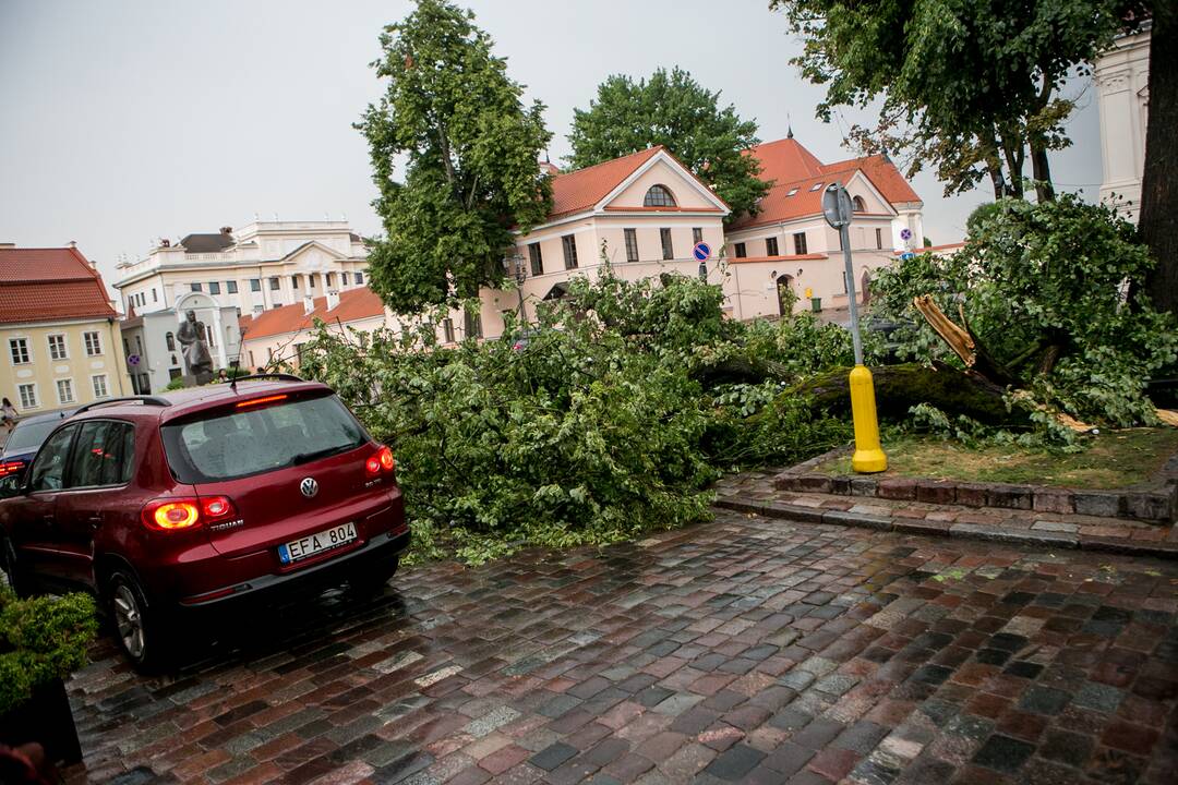 Po alinančios kaitros Kauną nuplovė liūtis