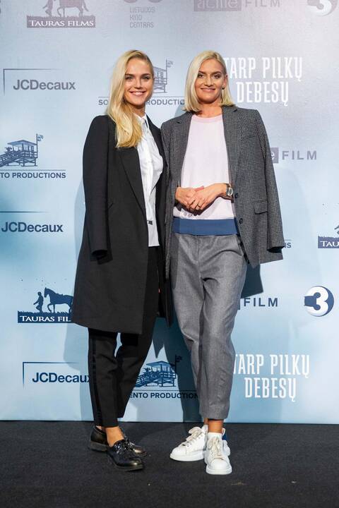 Filmo „Tarp pilkų debesų“ premjera