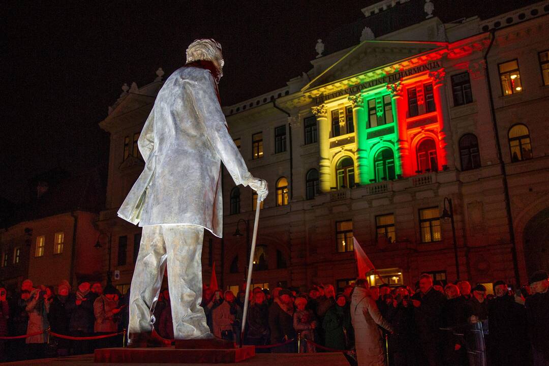 Atidengtas paminklas J.Basanavičiui