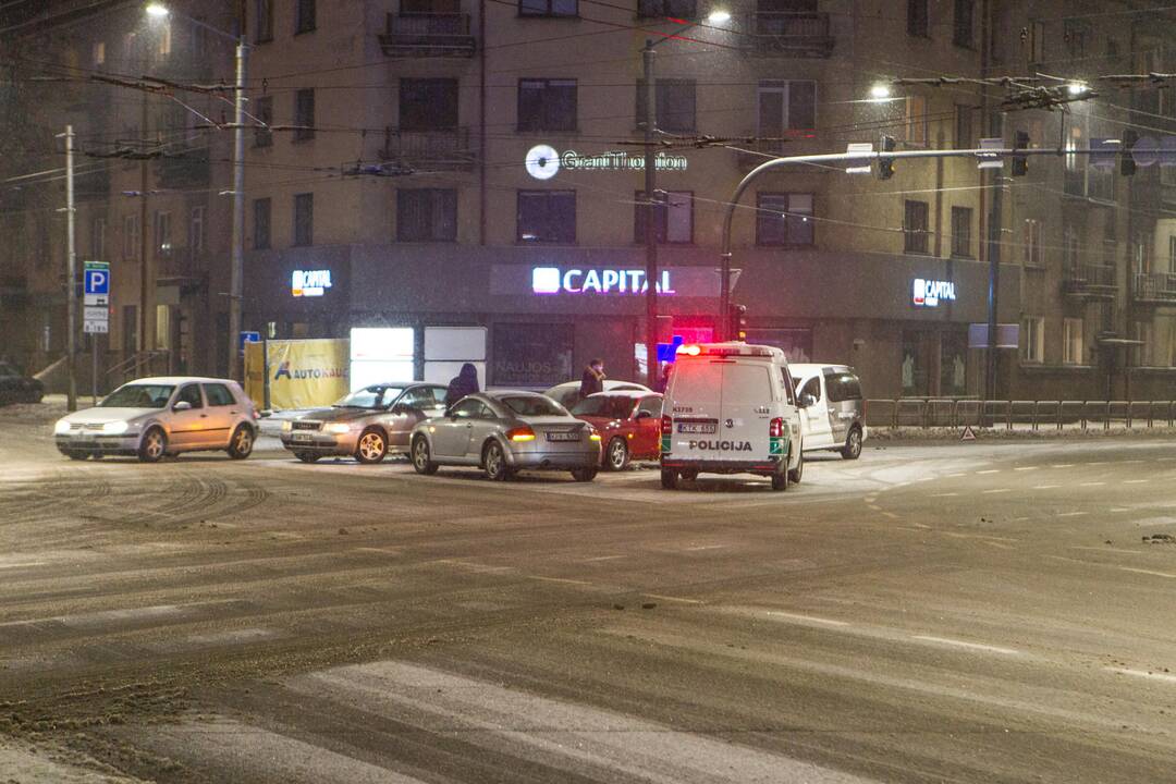 Keturių automobilių avarija „aklųjų“ sankryžoje