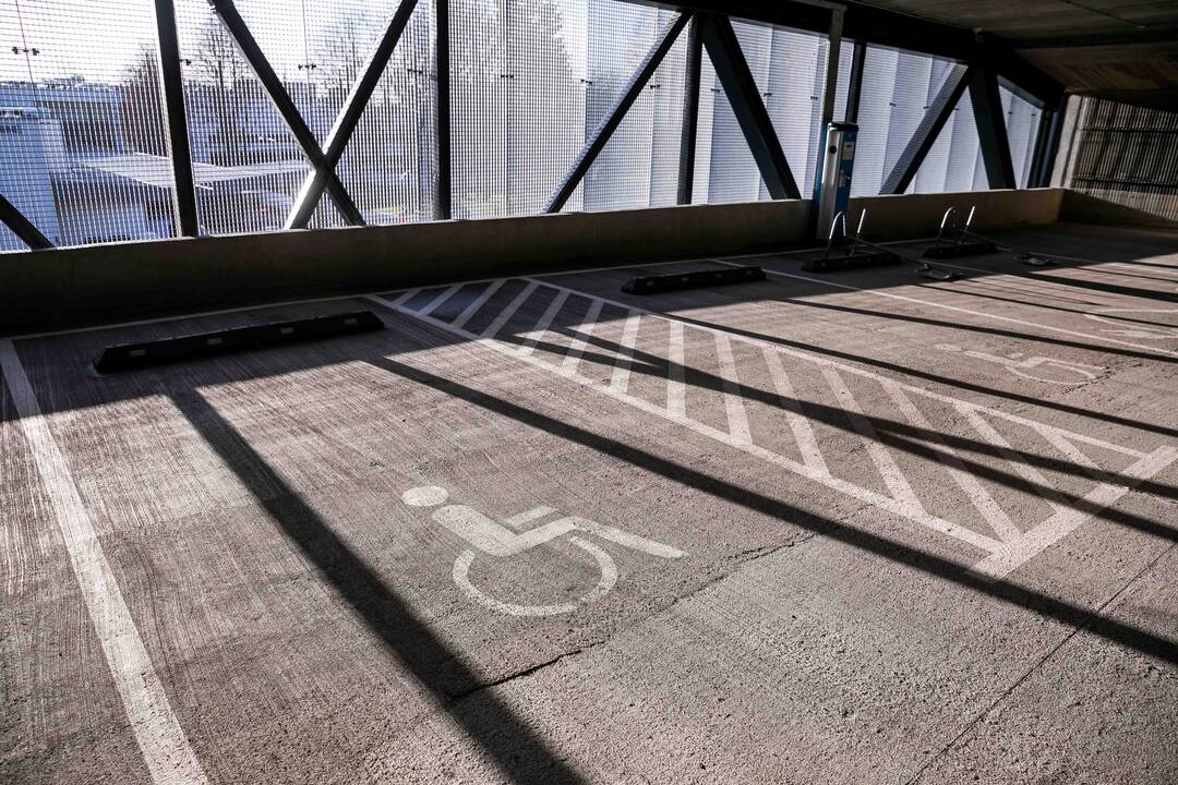 Seimas netoleruos neteisėto automobilio statymo neįgaliesiems skirtose vietose