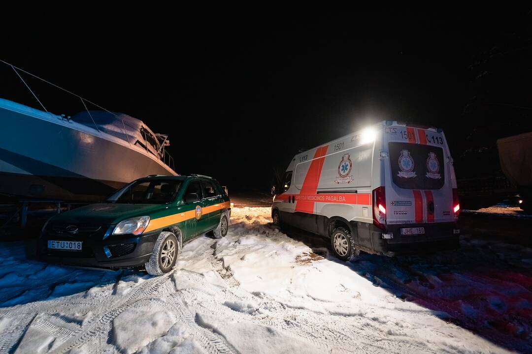 Kauno mariose įlūžo ir nuskendo automobilis