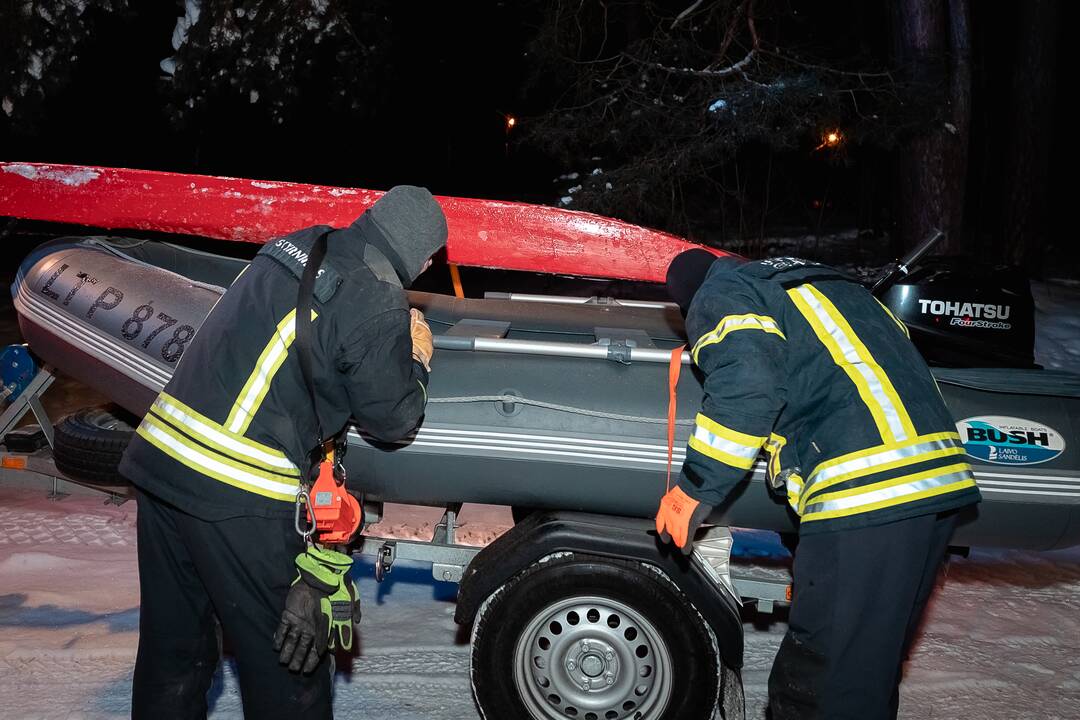 Kauno mariose įlūžo ir nuskendo automobilis
