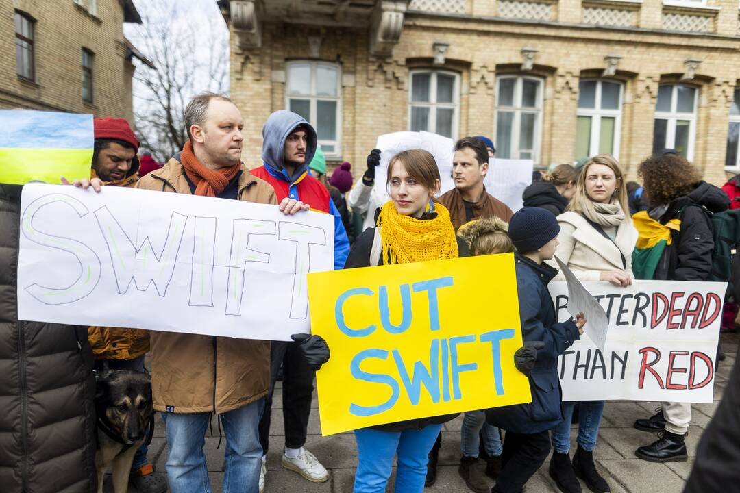 Protestas prie Vokietijos ambasados už sankcijų taikymą Rusijai 