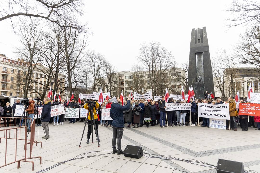 Lenkų protestas dėl mokyklų jungimo