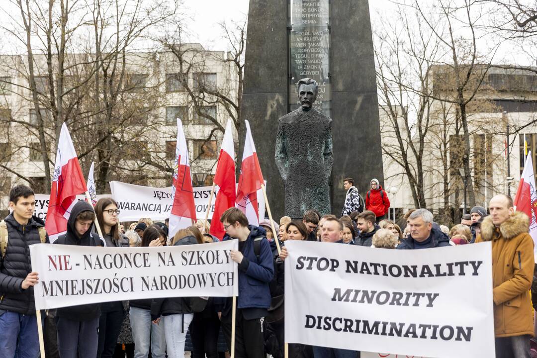 Lenkų protestas dėl mokyklų jungimo