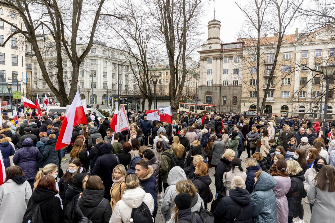 Lenkų protestas dėl mokyklų jungimo