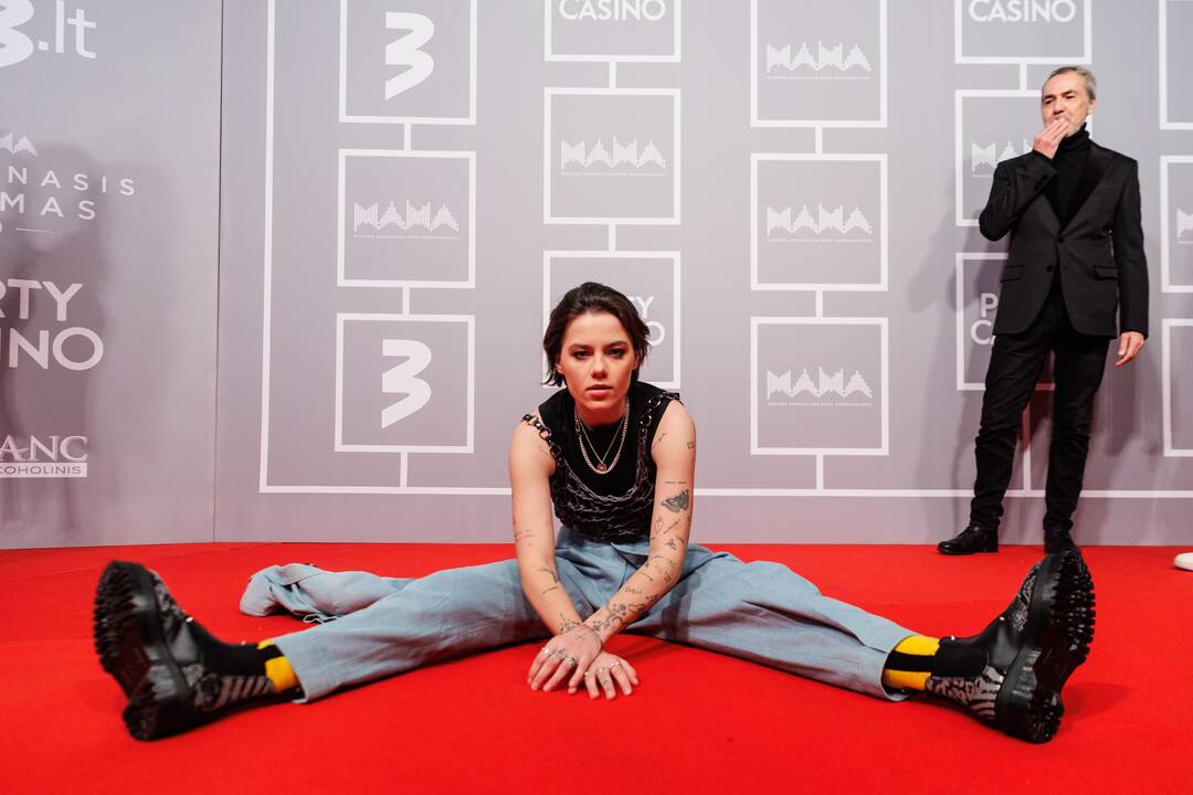 M.A.M.A 2022 raudonojo kilimo svečiai