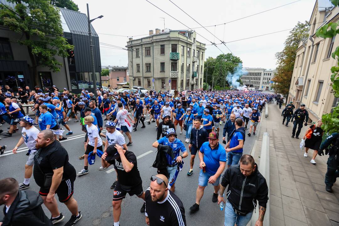 Pozanės „Lech“ sirgalių eisena į Dariaus ir Girėno stadioną
