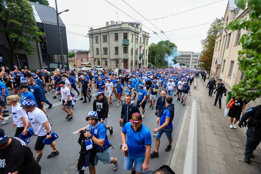 Pozanės „Lech“ sirgalių eisena į Dariaus ir Girėno stadioną