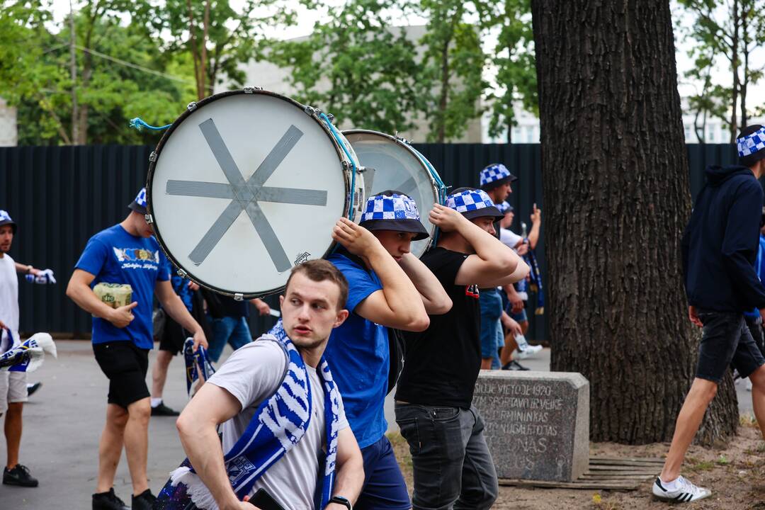 Pozanės „Lech“ sirgalių eisena į Dariaus ir Girėno stadioną