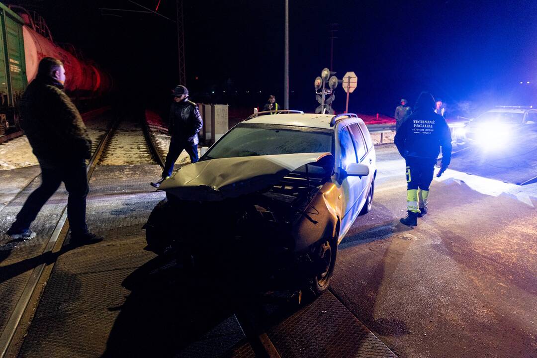 Automobilis susidūrė su traukiniu