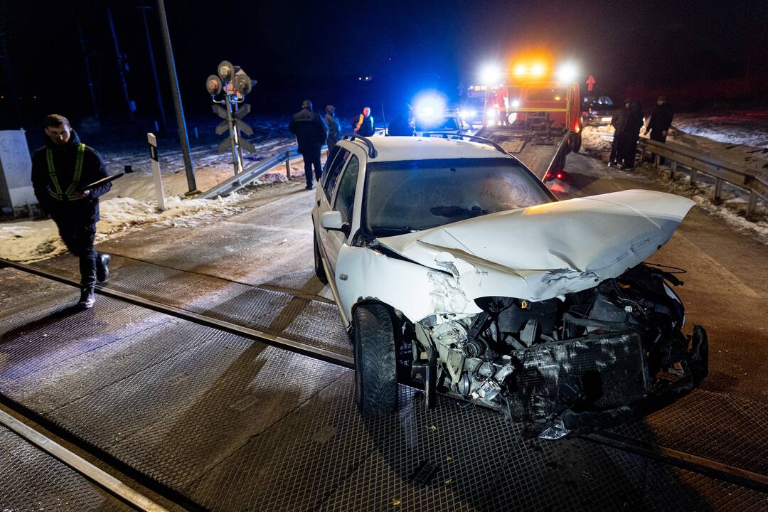 Automobilis susidūrė su traukiniu