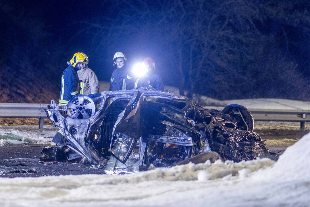 Vilniuje užsiliepsnojo į tiltą atsitrenkęs automobilis