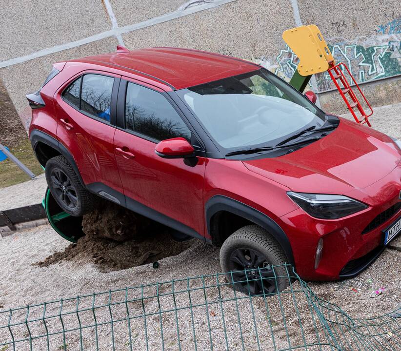 Vilniuje automobilis pakibo vaikų žaidimų aikštelėje