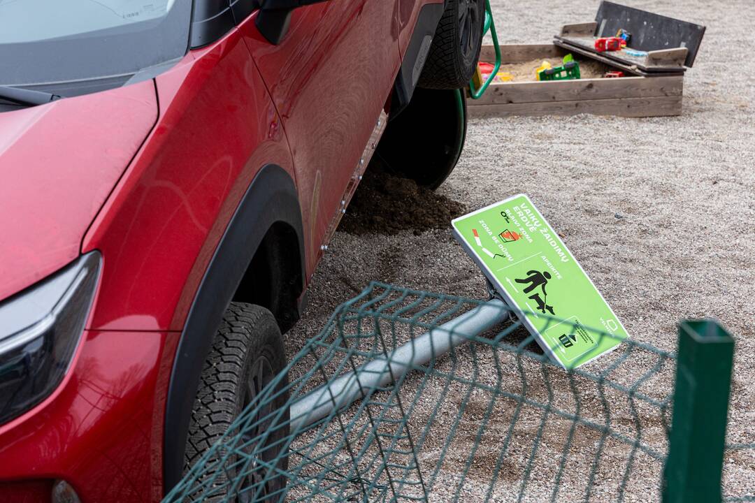 Vilniuje automobilis pakibo vaikų žaidimų aikštelėje