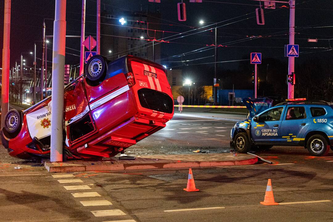 Vilniuje į apsaugininkus rėžėsi ugniagesių autobusiukas