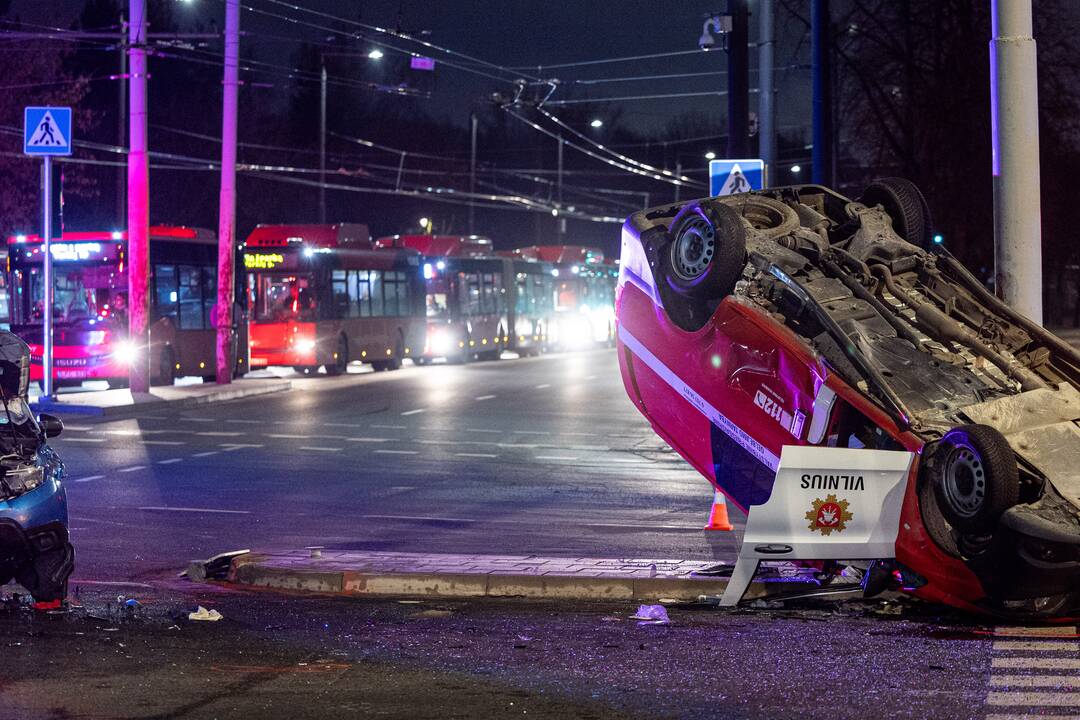 Vilniuje į apsaugininkus rėžėsi ugniagesių autobusiukas