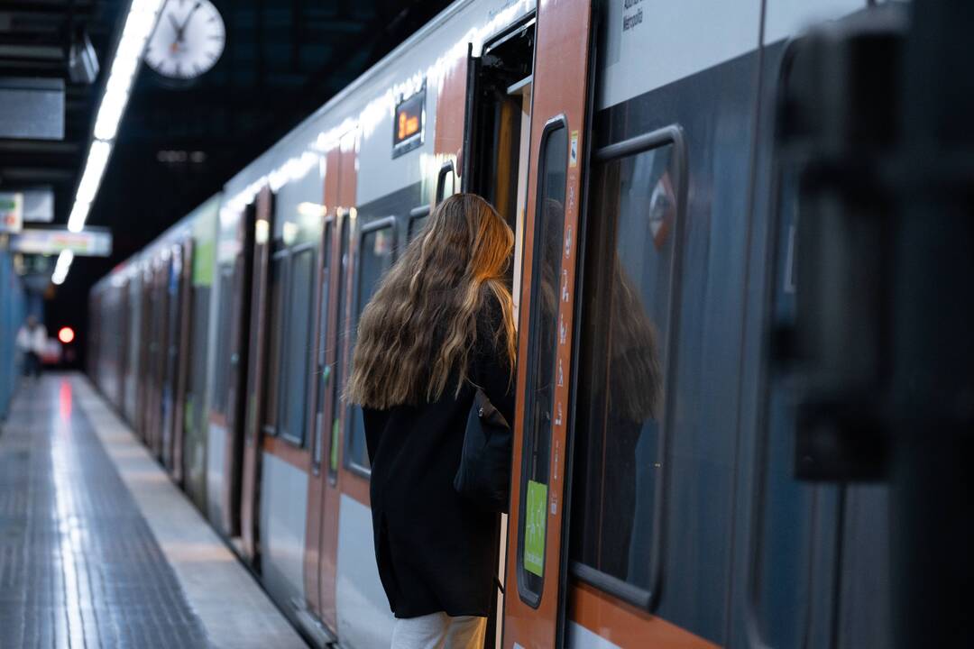 Turistė panoro nufotografuoti vandenyną, atsistojo ant bėgių ir buvo partrenkta traukinio