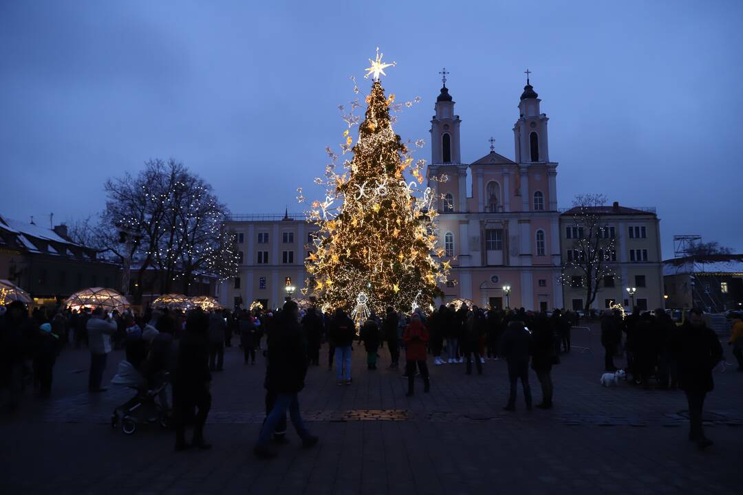 Kauniečiai tebeplūsta prie pagrindinės miesto eglutės